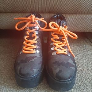 Steve Madden Camo platform boots